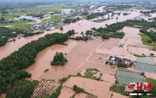 Mưa bão tại Tứ Xuyên, Trung Quốc sơ tán 80.000 người, tổn thất 250 triệu tệ - Ảnh 1.