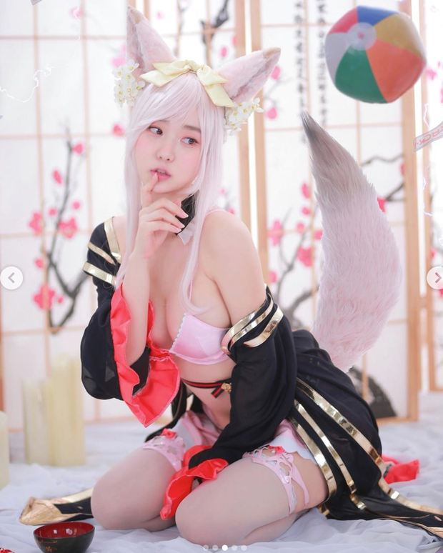 Diện bikini nhỏ xíu đi luyện game, nữ cosplayer phô diễn cả vòng một khủng và body nóng bỏng ở chốn công cộng - Ảnh 1.