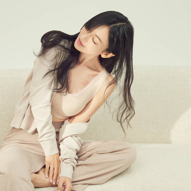 Ác nữ Penthouse Kim So Yeon gây nổ MXH với bộ ảnh nội y khoe trọn vòng 1 căng tràn, cô giáo sexy nhất màn ảnh Hàn đây rồi! - Ảnh 5.