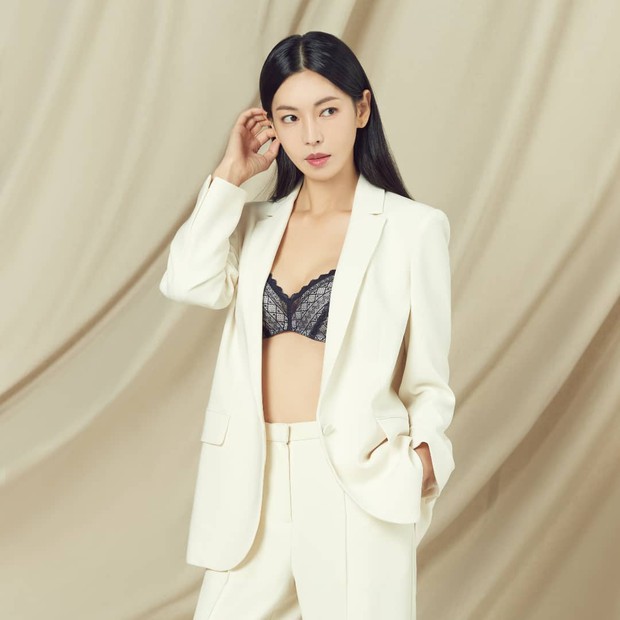 Ác nữ Penthouse Kim So Yeon gây nổ MXH với bộ ảnh nội y khoe trọn vòng 1 căng tràn, cô giáo sexy nhất màn ảnh Hàn đây rồi! - Ảnh 3.