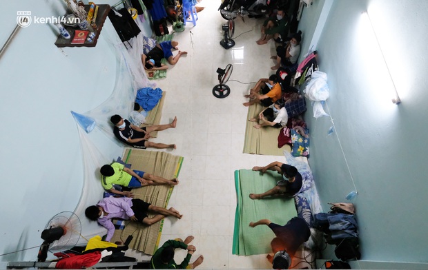 Những công nhân xây dựng mắc kẹt trong các phòng trọ chật hẹp ở Hà Nội: Chỉ biết làm bạn với bức tường, ăn mì tôm qua ngày - Ảnh 1. Những công nhân xây dựng mắc kẹt trong các phòng trọ chật hẹp ở Hà Nội: Chỉ biết làm bạn với bức tường, ăn mì tôm qua ngày - Ảnh 1.