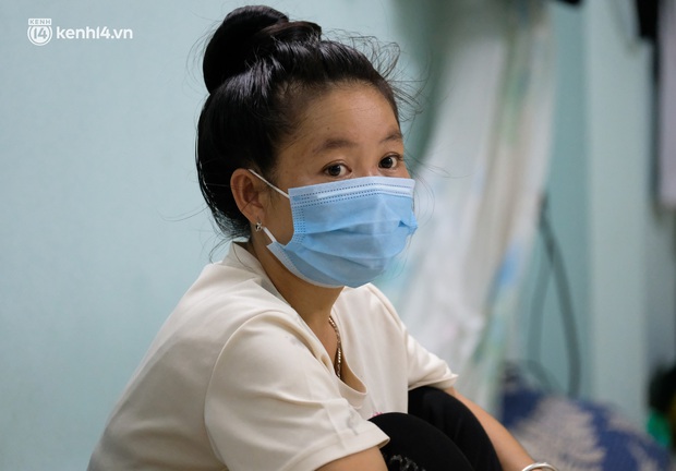 Những công nhân xây dựng mắc kẹt trong các phòng trọ chật hẹp ở Hà Nội: Chỉ biết làm bạn với bức tường, ăn mì tôm qua ngày - Ảnh 6. Những công nhân xây dựng mắc kẹt trong các phòng trọ chật hẹp ở Hà Nội: Chỉ biết làm bạn với bức tường, ăn mì tôm qua ngày - Ảnh 6.