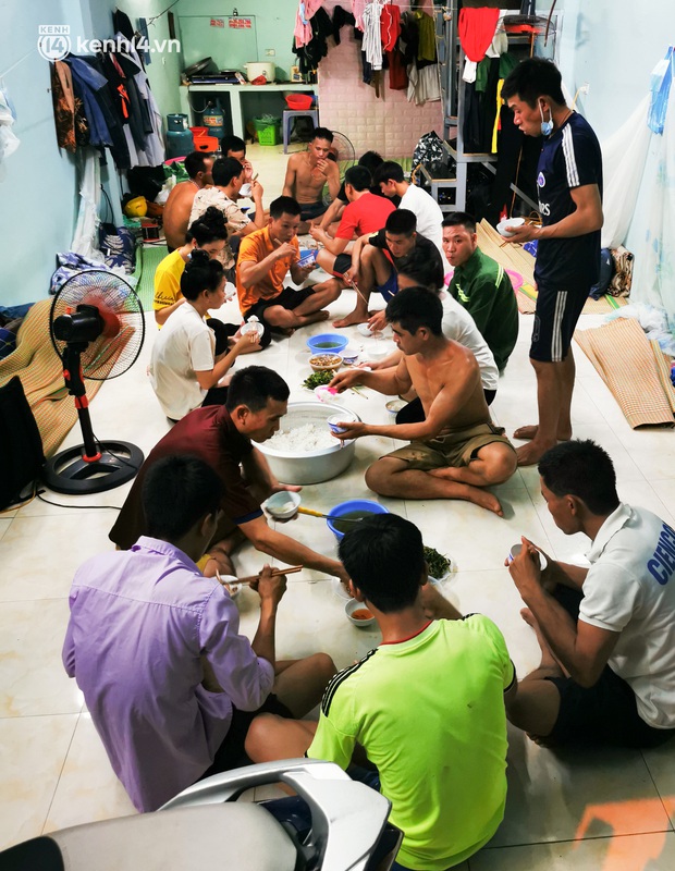 Những công nhân xây dựng mắc kẹt trong các phòng trọ chật hẹp ở Hà Nội: Chỉ biết làm bạn với bức tường, ăn mì tôm qua ngày - Ảnh 4. Những công nhân xây dựng mắc kẹt trong các phòng trọ chật hẹp ở Hà Nội: Chỉ biết làm bạn với bức tường, ăn mì tôm qua ngày - Ảnh 4.