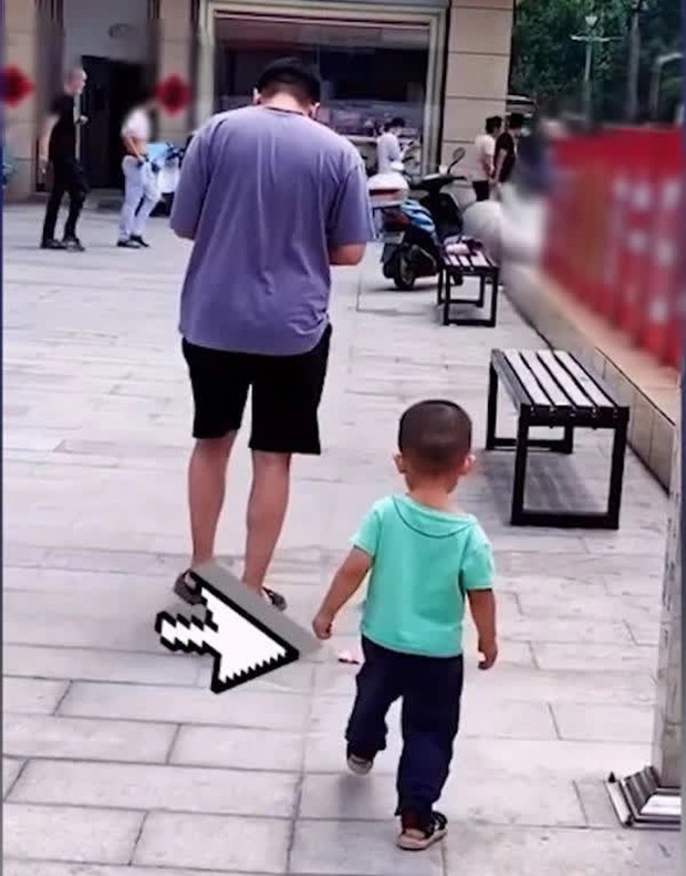 Bố cố tình đánh rơi tiền để thử lòng con trai, ai ngờ cậu bé không nhặt, làm 1 việc khiến bố tẽn tò - Ảnh 1. Bố cố tình đánh rơi tiền để thử lòng con trai, ai ngờ cậu bé không nhặt, làm 1 việc khiến bố tẽn tò - Ảnh 1.