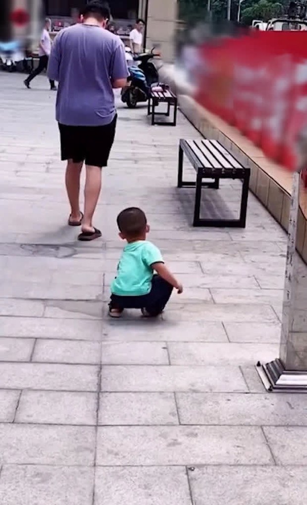 Bố cố tình đánh rơi tiền để thử lòng con trai, ai ngờ cậu bé không nhặt, làm 1 việc khiến bố tẽn tò - Ảnh 2. Bố cố tình đánh rơi tiền để thử lòng con trai, ai ngờ cậu bé không nhặt, làm 1 việc khiến bố tẽn tò - Ảnh 2.