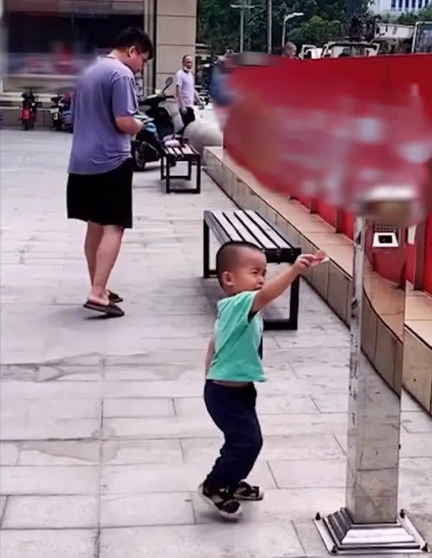 Bố cố tình đánh rơi tiền để thử lòng con trai, ai ngờ cậu bé không nhặt, làm 1 việc khiến bố tẽn tò - Ảnh 3. Bố cố tình đánh rơi tiền để thử lòng con trai, ai ngờ cậu bé không nhặt, làm 1 việc khiến bố tẽn tò - Ảnh 3.