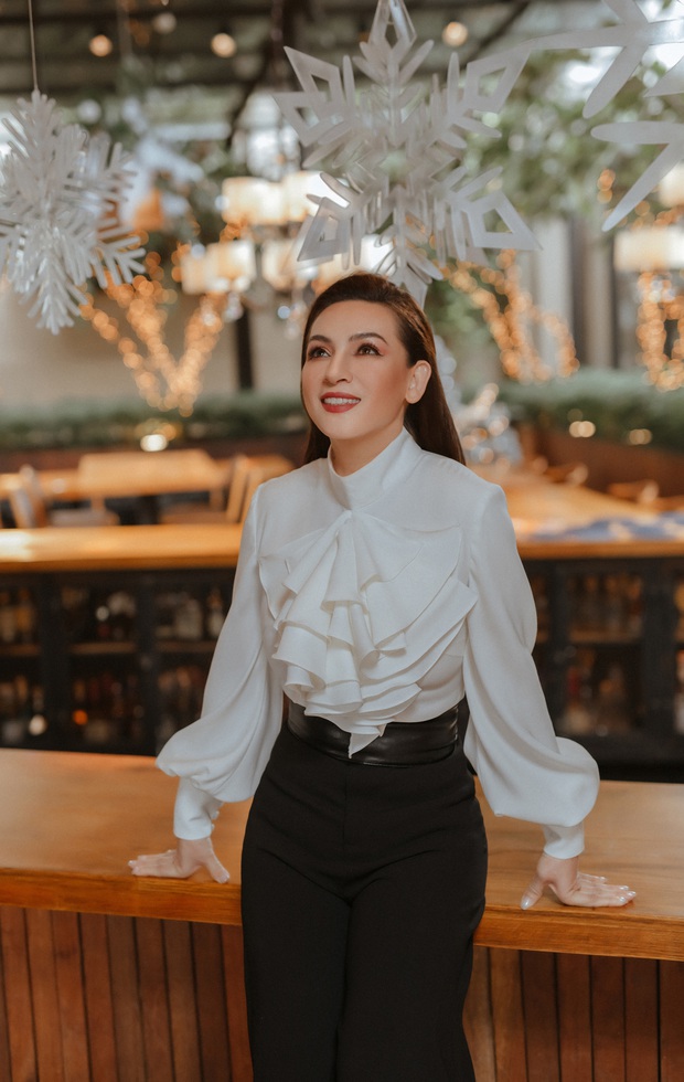 Việt Hương bức xúc trên sóng livestream: Một số người trù ẻo tôi nhiễm bệnh, họ cũng trù ẻo Phi Nhung nguy kịch - Ảnh 3. Việt Hương bức xúc trên sóng livestream: Một số người trù ẻo tôi nhiễm bệnh, họ cũng trù ẻo Phi Nhung nguy kịch - Ảnh 3.