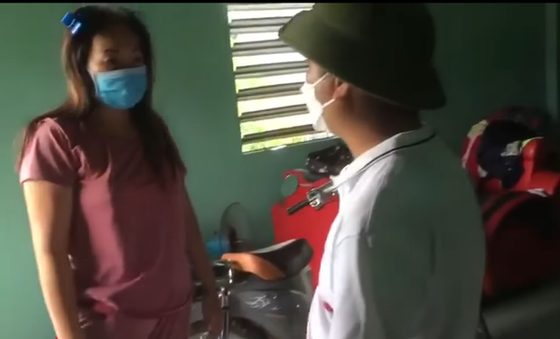 Người phụ nữ liên tục gọi xin hỗ trợ, cán bộ xã xuống thăm thì phát hiện trong nhà có cả chục bao gạo, mì tôm - Ảnh 1. Người phụ nữ liên tục gọi xin hỗ trợ, cán bộ xã xuống thăm thì phát hiện trong nhà có cả chục bao gạo, mì tôm - Ảnh 1.