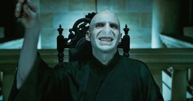 Mê mệt nhan sắc tài tử Voldemort thời mới đóng phim: Cực phẩm bỏ xa cả loạt mỹ nam, từng gây ám ảnh vì một vai diễn huyền thoại khác! - Ảnh 1.