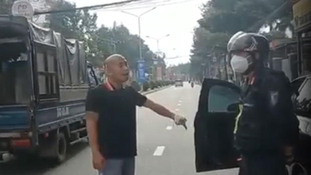 Những vụ chống đối cán bộ kiểm dịch gây bức xúc: Người tự nhận “tao là VTV, tao là tiến sĩ”, người xưng “Ban chỉ đạo quận 7” chửi bới nhân viên siêu thị - Ảnh 4.