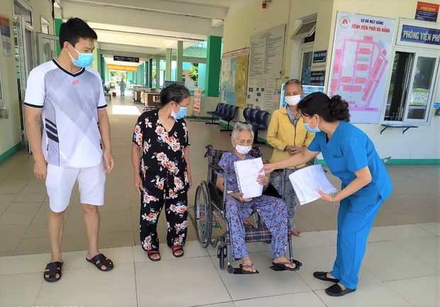 Bệnh nhân 101 tuổi nhiễm Covid-19 từng phải thở máy ở Đà Nẵng được xuất viện: Cảm ơn các bác sĩ đã cứu sống tôi - Ảnh 1. Bệnh nhân 101 tuổi nhiễm Covid-19 từng phải thở máy ở Đà Nẵng được xuất viện: Cảm ơn các bác sĩ đã cứu sống tôi - Ảnh 1.