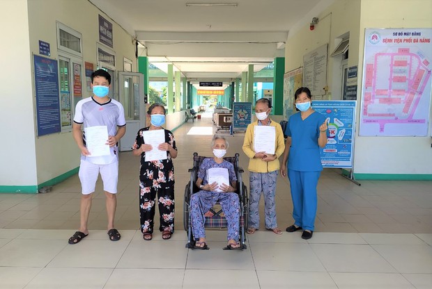 Bệnh nhân 101 tuổi nhiễm Covid-19 từng phải thở máy ở Đà Nẵng được xuất viện: Cảm ơn các bác sĩ đã cứu sống tôi - Ảnh 2. Bệnh nhân 101 tuổi nhiễm Covid-19 từng phải thở máy ở Đà Nẵng được xuất viện: Cảm ơn các bác sĩ đã cứu sống tôi - Ảnh 2.