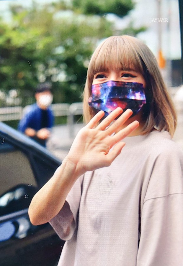 Lisa có màn xả vai khiến fan hú hồn: Lên hình là bánh bèo chúa, tan làm lại thành boy nổi loạn khi gặp Rosé - Ảnh 5. Lisa có màn xả vai khiến fan hú hồn: Lên hình là bánh bèo chúa, tan làm lại thành boy nổi loạn khi gặp Rosé - Ảnh 5.