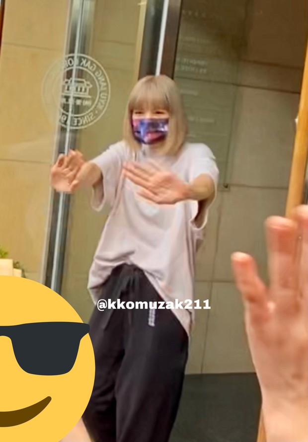 Lisa có màn xả vai khiến fan hú hồn: Lên hình là bánh bèo chúa, tan làm lại thành boy nổi loạn khi gặp Rosé - Ảnh 4. Lisa có màn xả vai khiến fan hú hồn: Lên hình là bánh bèo chúa, tan làm lại thành boy nổi loạn khi gặp Rosé - Ảnh 4.