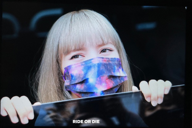 Lisa có màn xả vai khiến fan hú hồn: Lên hình là bánh bèo chúa, tan làm lại thành boy nổi loạn khi gặp Rosé - Ảnh 6. Lisa có màn xả vai khiến fan hú hồn: Lên hình là bánh bèo chúa, tan làm lại thành boy nổi loạn khi gặp Rosé - Ảnh 6.