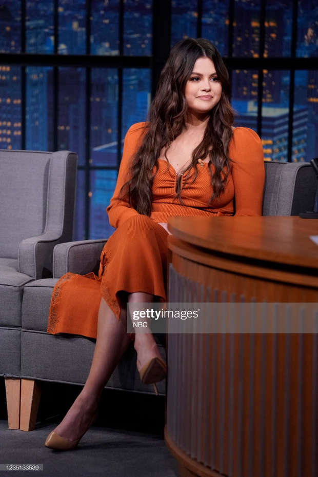 Selena Gomez gây sốc với màn tăng cân chưa từng có, bụng mỡ lồ lộ nhưng vẫn được khen hết lời ở 1 điểm mới đỉnh cao - Ảnh 9.