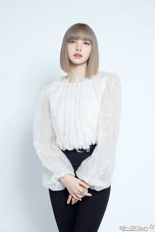 Lisa (BLACKPINK) bùng nổ visual trong họp báo ra mắt MV solo: Màu tóc lạ tôn nhan sắc búp bê sống, diện kín mít vẫn khoe chân dài cực phẩm - Ảnh 2.