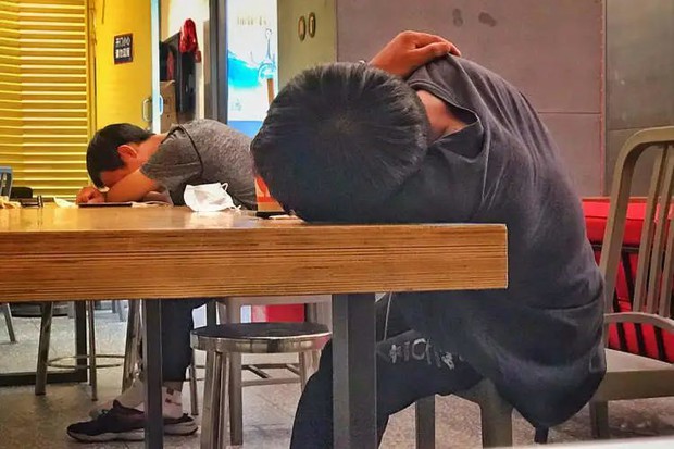 Bộ tộc chiếm chỗ ở KFC Trung Quốc: Những người đàn ông ăn thừa, ngủ ké, tìm mọi cách giảm bớt sự tồn tại trong mắt người xung quanh - Ảnh 1.