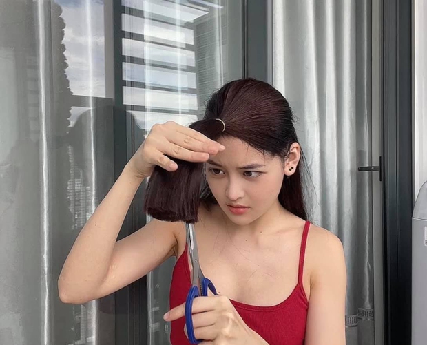 Thùy Anh đu trend tự cắt tóc layer trên TikTok, ai dè nhận kết quả méo mặt - Ảnh 4. Thùy Anh đu trend tự cắt tóc layer trên TikTok, ai dè nhận kết quả méo mặt - Ảnh 4.