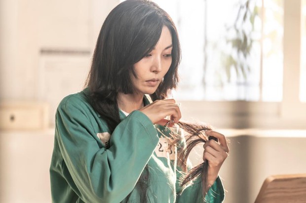 Đọc kịch bản 100 lần đã là gì, Kim So Yeon còn dũng cảm làm 1 điều hiếm ai dám thử để hóa ác nữ Penthouse - Ảnh 3. Đọc kịch bản 100 lần đã là gì, Kim So Yeon còn dũng cảm làm 1 điều hiếm ai dám thử để hóa ác nữ Penthouse - Ảnh 3.