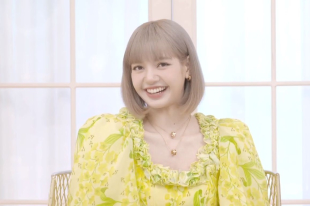 Lisa có màn xả vai khiến fan hú hồn: Lên hình là bánh bèo chúa, tan làm lại thành boy nổi loạn khi gặp Rosé - Ảnh 1. Lisa có màn xả vai khiến fan hú hồn: Lên hình là bánh bèo chúa, tan làm lại thành boy nổi loạn khi gặp Rosé - Ảnh 1.