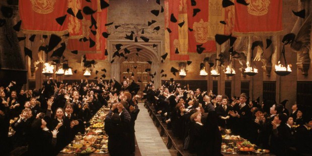 6 bí mật hậu trường mất hình tượng của Harry Potter: Daniel Radcliffe quay phim mà say rượu, drama giựt chồng của sao nữ quá căng! - Ảnh 6.