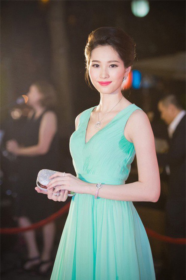 Hoa hậu Đặng Thu Thảo đẹp như tiên hạ thế mà có lần phải tủi hổ vì 1 chi tiết ngại ơi là ngại - Ảnh 2. Hoa hậu Đặng Thu Thảo đẹp như tiên hạ thế mà có lần phải tủi hổ vì 1 chi tiết ngại ơi là ngại - Ảnh 2.