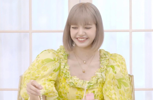 Lisa (BLACKPINK) livestream ra mắt solo: Bánh bèo xinh rụng rời, mái tóc tiền tỷ và bộ váy điệu đà tôn trọn vẹn visual - Ảnh 9.