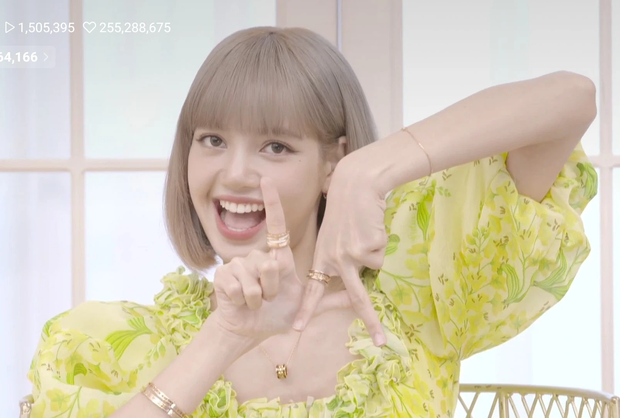 Lisa (BLACKPINK) livestream ra mắt solo: Bánh bèo xinh rụng rời, mái tóc tiền tỷ và bộ váy điệu đà tôn trọn vẹn visual - Ảnh 8.