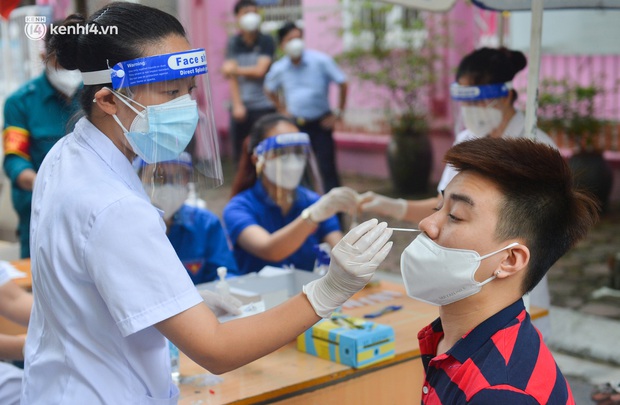 Ảnh: Hàng trăm người dân Hà Nội xếp hàng, tiêm mũi vắc-xin Vero Cell đầu tiên - Ảnh 3. Ảnh: Hàng trăm người dân Hà Nội xếp hàng, tiêm mũi vắc-xin Vero Cell đầu tiên - Ảnh 3.
