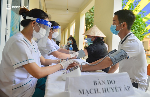 Ảnh: Hàng trăm người dân Hà Nội xếp hàng, tiêm mũi vắc-xin Vero Cell đầu tiên - Ảnh 7. Ảnh: Hàng trăm người dân Hà Nội xếp hàng, tiêm mũi vắc-xin Vero Cell đầu tiên - Ảnh 7.