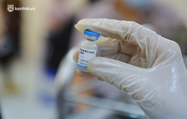 Ảnh: Hàng trăm người dân Hà Nội xếp hàng, tiêm mũi vắc-xin Vero Cell đầu tiên - Ảnh 8. Ảnh: Hàng trăm người dân Hà Nội xếp hàng, tiêm mũi vắc-xin Vero Cell đầu tiên - Ảnh 8.