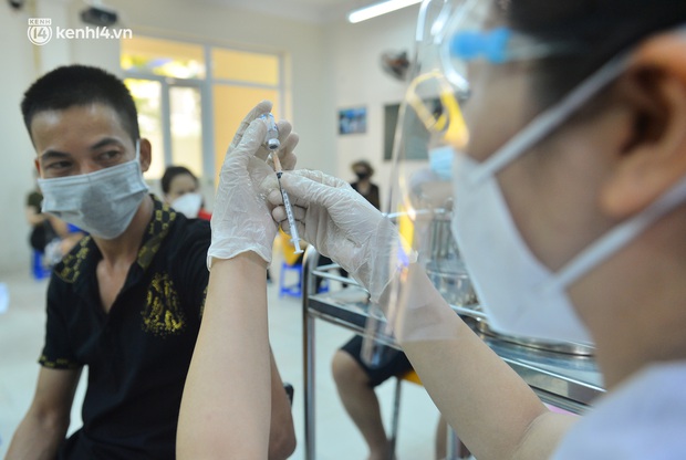 Ảnh: Hàng trăm người dân Hà Nội xếp hàng, tiêm mũi vắc-xin Vero Cell đầu tiên - Ảnh 9. Ảnh: Hàng trăm người dân Hà Nội xếp hàng, tiêm mũi vắc-xin Vero Cell đầu tiên - Ảnh 9.