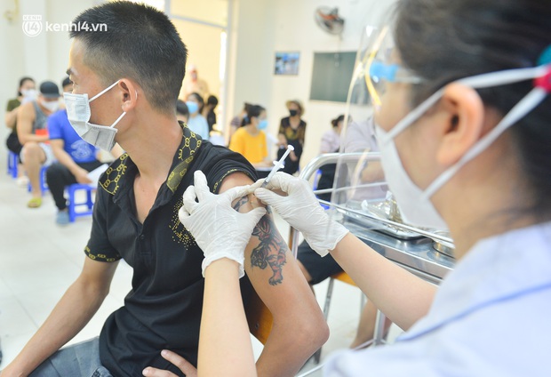 Ảnh: Hàng trăm người dân Hà Nội xếp hàng, tiêm mũi vắc-xin Vero Cell đầu tiên - Ảnh 11. Ảnh: Hàng trăm người dân Hà Nội xếp hàng, tiêm mũi vắc-xin Vero Cell đầu tiên - Ảnh 11.