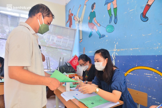 Ảnh: Hàng trăm người dân Hà Nội xếp hàng, tiêm mũi vắc-xin Vero Cell đầu tiên - Ảnh 12. Ảnh: Hàng trăm người dân Hà Nội xếp hàng, tiêm mũi vắc-xin Vero Cell đầu tiên - Ảnh 12.