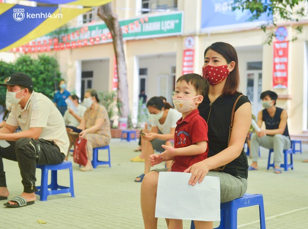 Ảnh: Hàng trăm người dân Hà Nội xếp hàng, tiêm mũi vắc-xin Vero Cell đầu tiên - Ảnh 6. Ảnh: Hàng trăm người dân Hà Nội xếp hàng, tiêm mũi vắc-xin Vero Cell đầu tiên - Ảnh 6.