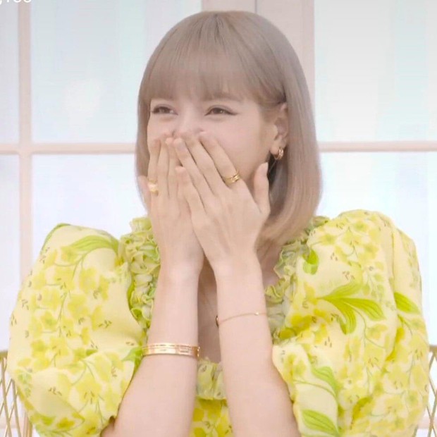 Lisa có màn xả vai khiến fan hú hồn: Lên hình là bánh bèo chúa, tan làm lại thành boy nổi loạn khi gặp Rosé - Ảnh 3. Lisa có màn xả vai khiến fan hú hồn: Lên hình là bánh bèo chúa, tan làm lại thành boy nổi loạn khi gặp Rosé - Ảnh 3.