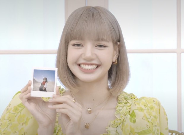 Lisa (BLACKPINK) livestream ra mắt solo: Bánh bèo xinh rụng rời, mái tóc tiền tỷ và bộ váy điệu đà tôn trọn vẹn visual - Ảnh 2.