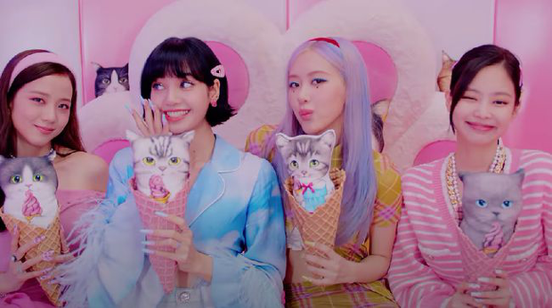 Lisa đắp vàng lên người, visual nổi bần bật trong ngày ra mắt solo, kể chuyện BLACKPINK đến tận phim trường thức tới sáng để ủng hộ - Ảnh 3. Lisa đắp vàng lên người, visual nổi bần bật trong ngày ra mắt solo, kể chuyện BLACKPINK đến tận phim trường thức tới sáng để ủng hộ - Ảnh 3.