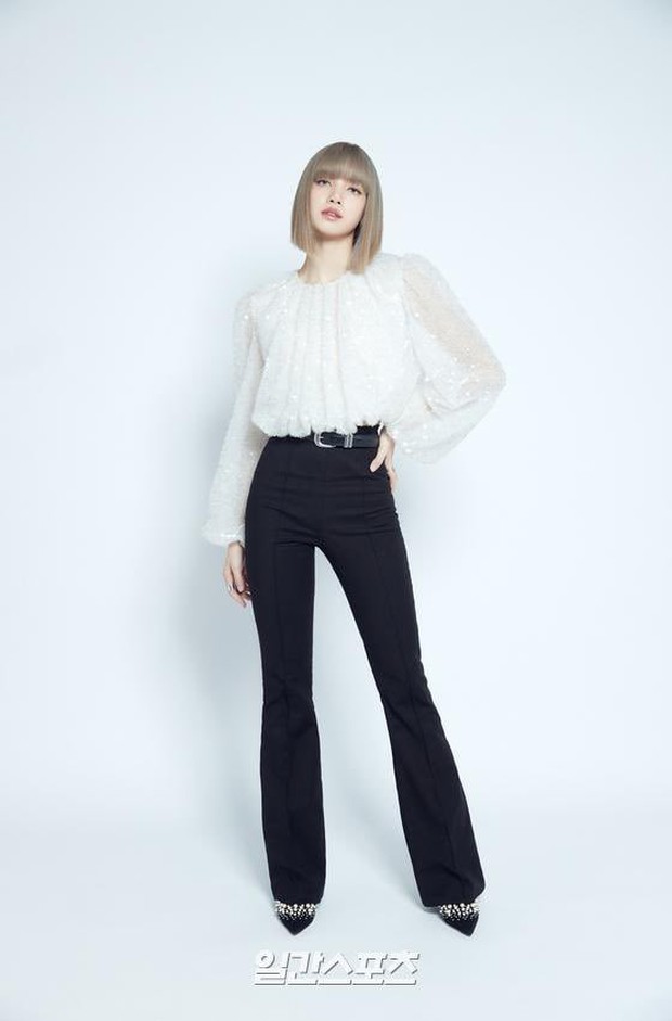 Lisa đắp vàng lên người, visual nổi bần bật trong ngày ra mắt solo, kể chuyện BLACKPINK đến tận phim trường thức tới sáng để ủng hộ - Ảnh 2. Lisa đắp vàng lên người, visual nổi bần bật trong ngày ra mắt solo, kể chuyện BLACKPINK đến tận phim trường thức tới sáng để ủng hộ - Ảnh 2.