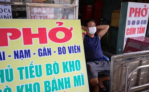 Đồ ăn uống được bán mang về ở TP.HCM: Một tô phở 120 nghìn chưa gồm phí ship thì ai dám mua - Ảnh 1. Đồ ăn uống được bán mang về ở TP.HCM: Một tô phở 120 nghìn chưa gồm phí ship thì ai dám mua - Ảnh 1.