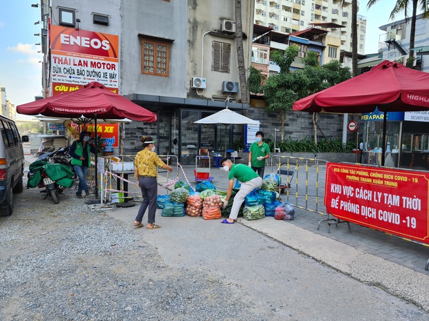 Hà Nội: Phong toả chung cư Rivera Park sau khi phát hiện ca F0 là cư dân bán hàng online cho rất nhiều người trong toà nhà - Ảnh 1. Hà Nội: Phong toả chung cư Rivera Park sau khi phát hiện ca F0 là cư dân bán hàng online cho rất nhiều người trong toà nhà - Ảnh 1.