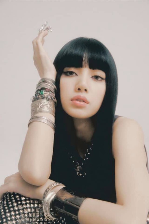 Bộ ảnh với nhiều tạo hình chưa được hé lộ trong MV của Lisa: Tự tin vén mái cực độc đáo, nghi sẽ có thêm MV mới? - Ảnh 8. Bộ ảnh với nhiều tạo hình chưa được hé lộ trong MV của Lisa: Tự tin vén mái cực độc đáo, nghi sẽ có thêm MV mới? - Ảnh 8.