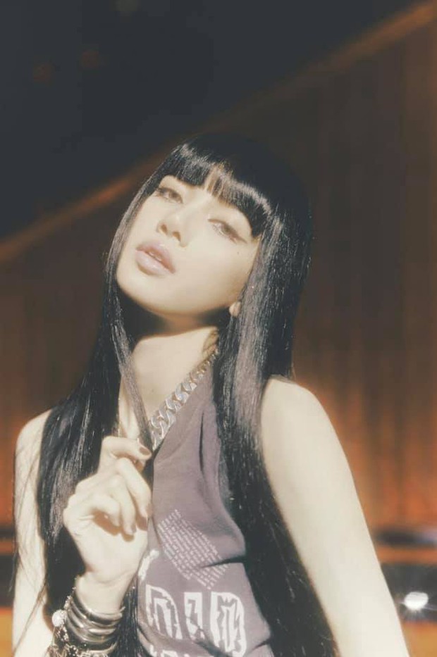 Bộ ảnh với nhiều tạo hình chưa được hé lộ trong MV của Lisa: Tự tin vén mái cực độc đáo, nghi sẽ có thêm MV mới? - Ảnh 10. Bộ ảnh với nhiều tạo hình chưa được hé lộ trong MV của Lisa: Tự tin vén mái cực độc đáo, nghi sẽ có thêm MV mới? - Ảnh 10.