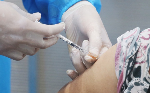 Mẹ đẻ của vaccine AstraZeneca nói về việc có nên tiêm mũi 3 tăng cường vaccine phòng COVID-19 hay không - Ảnh 2. Mẹ đẻ của vaccine AstraZeneca nói về việc có nên tiêm mũi 3 tăng cường vaccine phòng COVID-19 hay không - Ảnh 2.