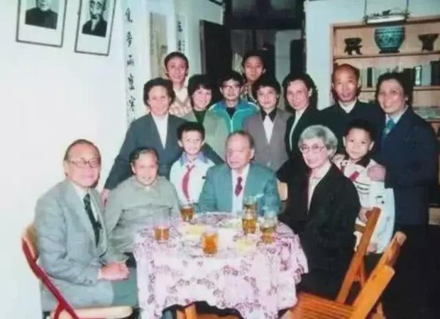 Chuyện ít người biết về dòng dõi quý tộc bậc nhất Trung Quốc: 17 đời sống trong nhung lụa, con cháu toàn người xuất chúng ai nhìn cũng ngưỡng mộ - Ảnh 5. Chuyện ít người biết về dòng dõi quý tộc bậc nhất Trung Quốc: 17 đời sống trong nhung lụa, con cháu toàn người xuất chúng ai nhìn cũng ngưỡng mộ - Ảnh 5.