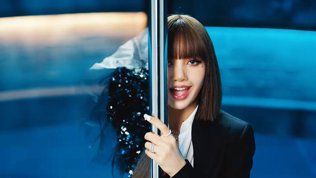 Mê mẩn visual của Lisa trong MV solo: Từ tay đua tốc độ ngầu lòi đến múa cột quyến rũ đủ cả, đỉnh nhất là tạo hình công chúa Thái Lan - Ảnh 9.
