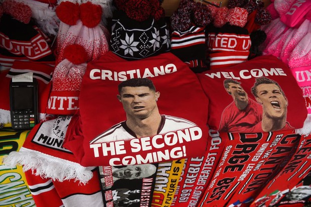 Cơn sốt Ronaldo lên đến đỉnh điểm: Một rừng áo số 7 phủ kín thánh địa Old Trafford, tất cả đều hướng về Ronaldo - Ảnh 2. Cơn sốt Ronaldo lên đến đỉnh điểm: Một rừng áo số 7 phủ kín thánh địa Old Trafford, tất cả đều hướng về Ronaldo - Ảnh 2.