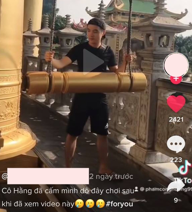 Xôn xao thanh niên leo lên nóc Đại Nam gõ chuông chùa ầm ĩ, còn hồn nhiên tuyên bố: Chị Hằng đã cấm mình vô đây chơi? - Ảnh 2. Xôn xao thanh niên leo lên nóc Đại Nam gõ chuông chùa ầm ĩ, còn hồn nhiên tuyên bố: Chị Hằng đã cấm mình vô đây chơi? - Ảnh 2.