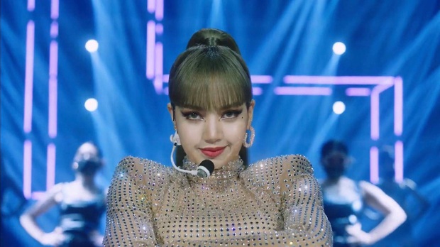 Soi sân khấu live đầu tiên của Lisa: Tự tin có thừa, góc quay xịn show vũ đạo trọn vẹn, fan thở phào vì thoát kiếp quần què rồi! - Ảnh 4. Soi sân khấu live đầu tiên của Lisa: Tự tin có thừa, góc quay xịn show vũ đạo trọn vẹn, fan thở phào vì thoát kiếp quần què rồi! - Ảnh 4.